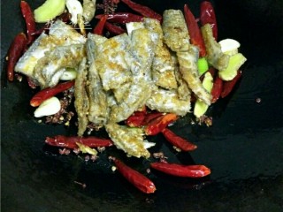 10、辣子带鱼,放入煎好的带鱼，轻微翻炒；