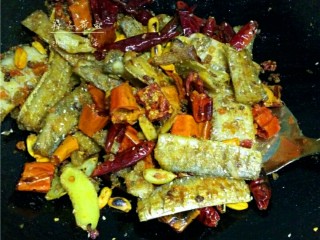 13、辣子带鱼,翻炒均匀后，关火；