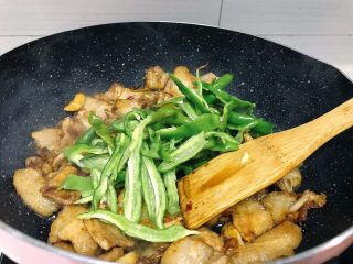 10、下饭菜之青椒炒肉片,将青椒放入锅中
