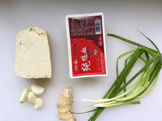 1、鸭血豆腐,所有用到的食材都在这里了，最好用嫩豆腐，我没买到，只能用老豆腐了；