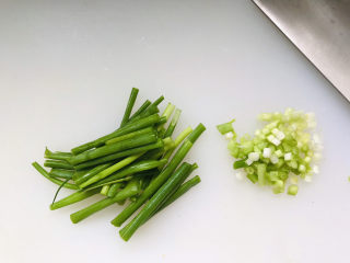 3、鸭血豆腐,小葱的葱白部分切碎，葱绿切段；