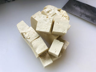 5、鸭血豆腐,豆腐切块；
