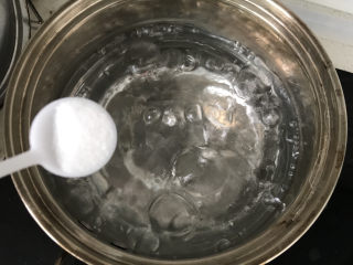 6、鸭血豆腐,清水中加一小勺盐；