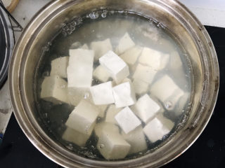 7、鸭血豆腐,沸水焯豆腐3分钟；