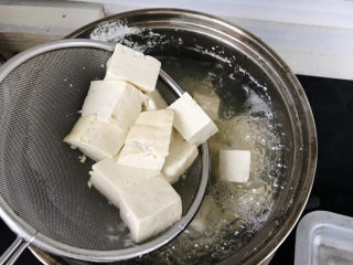 8、鸭血豆腐,豆腐焯水后捞出备用；