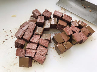 9、鸭血豆腐,鸭血切块；