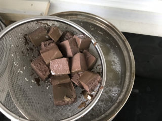 11、鸭血豆腐,焯水后捞出备用；