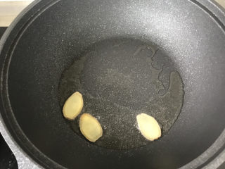 12、鸭血豆腐,起锅烧油放入姜片，煎出香味儿；