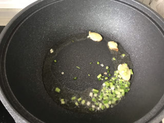 13、鸭血豆腐,放入葱白；