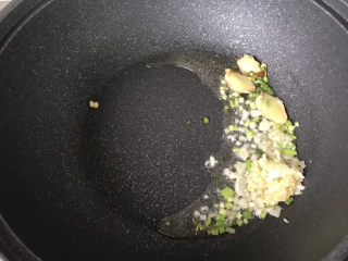 14、鸭血豆腐,再放入蒜末炒香；