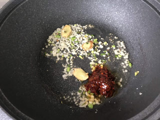 15、鸭血豆腐,加入豆瓣酱；