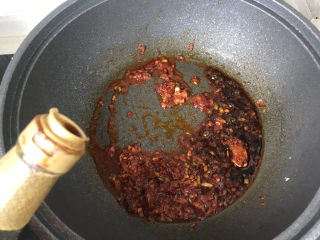 16、鸭血豆腐,炒出红油后，倒生抽；