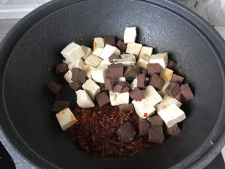 18、鸭血豆腐,放入焯好的鸭血和豆腐；