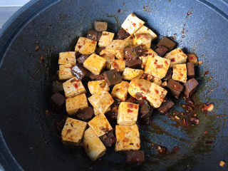 19、鸭血豆腐,轻轻翻炒均匀；