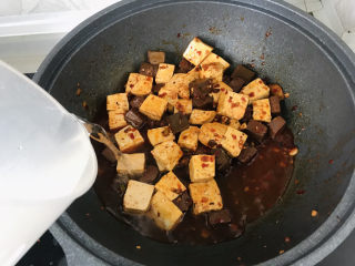 20、鸭血豆腐,倒入清水；