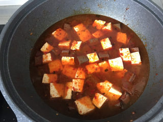 21、鸭血豆腐,水量和食材齐平即可，炖煮入味；