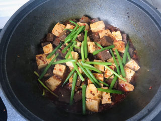 24、鸭血豆腐,待汤汁收到锅底，放入葱绿翻炒；