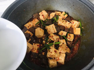 25、鸭血豆腐,沿着锅边倒入水淀粉；
