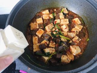 26、鸭血豆腐,出锅前撒一点白胡椒粉；