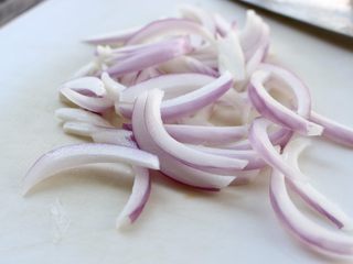 3、肥牛窝蛋砂锅,洋葱切丝,备用