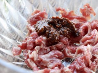 5、肥牛窝蛋砂锅,放入两大勺牛肉酱