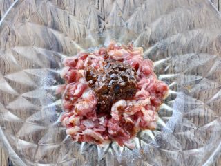 6、肥牛窝蛋砂锅,倒入半个蛋清,一勺料酒