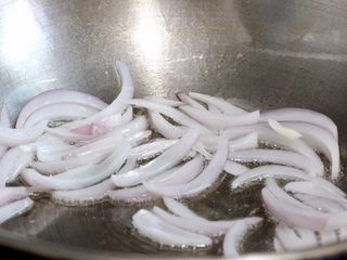9、肥牛窝蛋砂锅,洋葱炒香