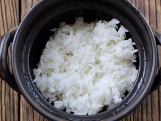 12、肥牛窝蛋砂锅,锅中刷层油,放入米饭