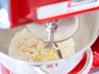 3、六角星面包,启动1档慢速揉成团，再转3档快速揉成光滑的面团