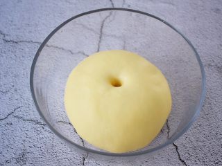 7、六角星面包,放在温暖处发酵至两倍大左右，手指沾水或面粉戳一小洞，不反弹不回缩即发酵成功