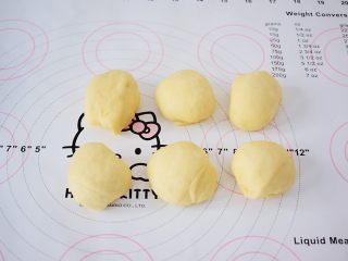 8、六角星面包,再分成6份相同大小的小面团，揉圆盖上保鲜膜醒发15分钟