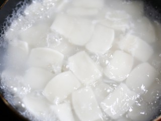 3、红糖年糕,锅中烧开半锅水，放入年糕片，再次烧开。