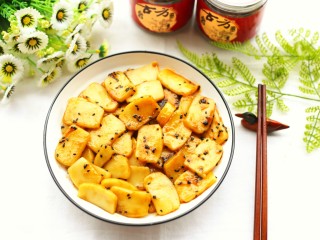 11、红糖年糕,最后大火收汁，将糖汁煮至粘稠即可。软糯甜蜜补血养颜的红糖年糕就做好啦～