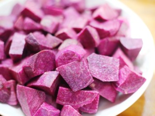 1、香甜软糯的奶香紫薯芝麻方饼,紫薯去皮清洗干净切块。