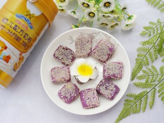 11、香甜软糯的奶香紫薯芝麻方饼,成品。