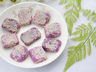 12、香甜软糯的奶香紫薯芝麻方饼,趁热吃口感超赞~