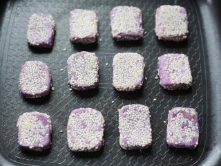 10、香甜软糯的奶香紫薯芝麻方饼,放入平底锅中,小火煎至熟透即可。