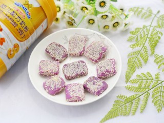 15、香甜软糯的奶香紫薯芝麻方饼,宝宝一定喜欢。