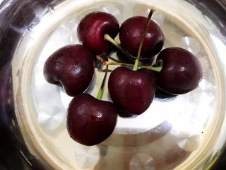 1、无油樱桃克拉芙缇,车厘子洗净去蒂吸干水分