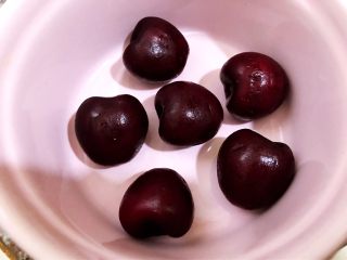 2、无油樱桃克拉芙缇,摆入烤碗里