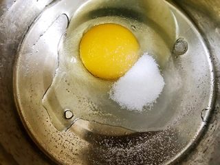 4、无油樱桃克拉芙缇,加入白砂糖搅拌均匀