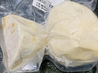 1、翻砂芋头,槟榔芋头,我这次买削好皮的,这样就不用担心削皮时粘液粘手发痒了;