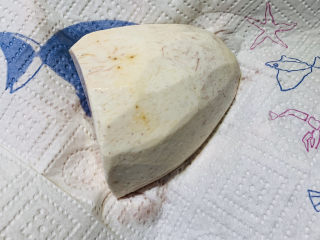 3、翻砂芋头,用厨房纸将芋头水吸干;