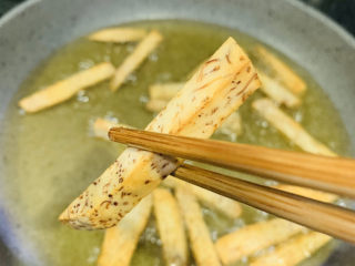 8、翻砂芋头,全部呈金黄色就可以出锅了;