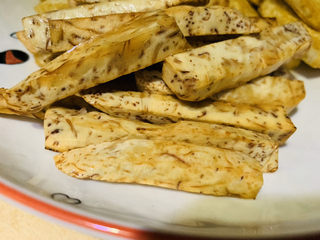 9、翻砂芋头,捞出锅,先放在盘里,将剩余的油倒起来;