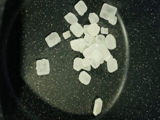 10、翻砂芋头,换个锅,倒入适量冰糖,用白色的冰糖,黄色冰糖适合做拔丝芋头;
