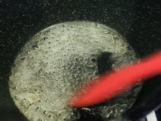 12、翻砂芋头,大火将冰糖融化;