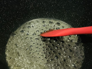 13、翻砂芋头,不断的搅拌,避免烧焦;