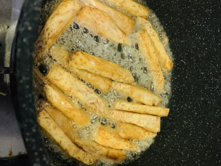 14、翻砂芋头,冒浓稠白泡泡时,将炸好的芋头倒入;