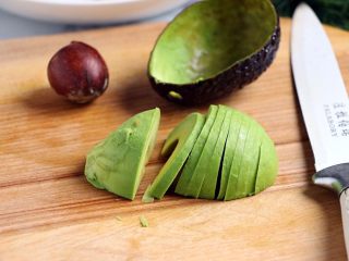 6、绿色美食+烟熏三文鱼牛油果沙拉,将牛油果切片，浇上柠檬汁以防氧化变色。